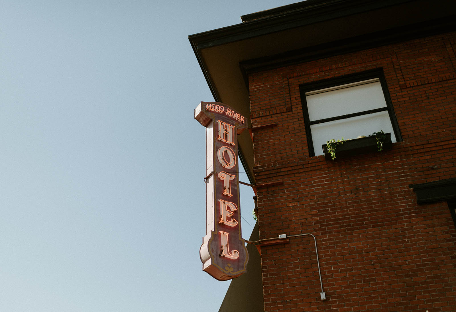 hood river hotel sign